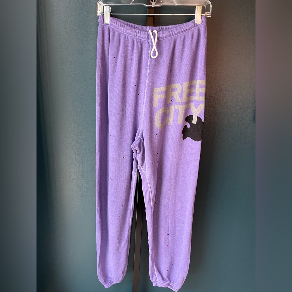 FREECITY sweatpant. Size Medium.